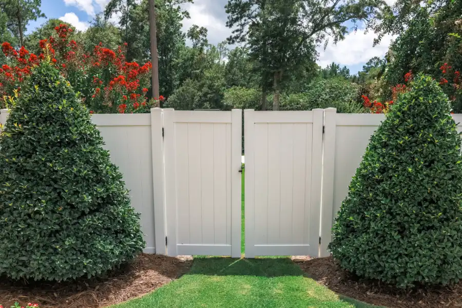 Factors to Consider When Hiring a Contractor for Vinyl Fencing Sarasota, FL