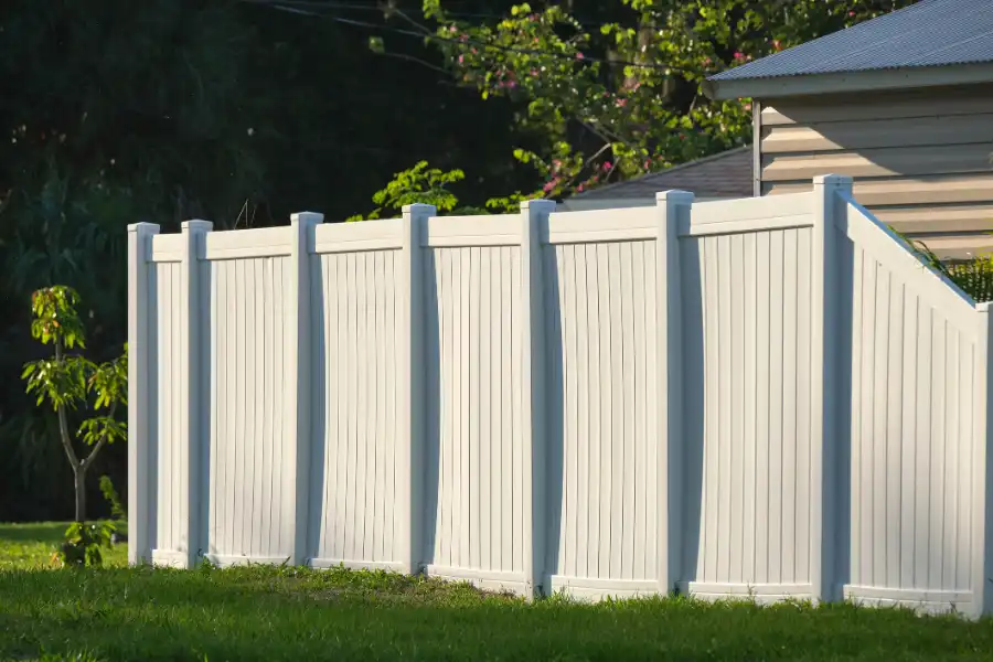 Installation Insights for Vinyl Fencing in Challenging Landscapes Sarasota, FL